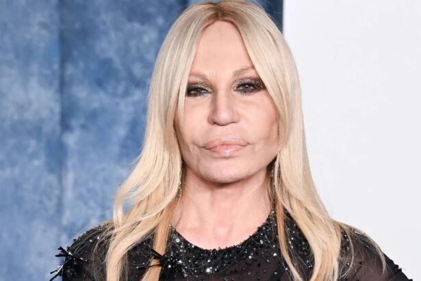 Perché Donatella Versace lascia la direzione creativa del brand e chi è il sostituto 13