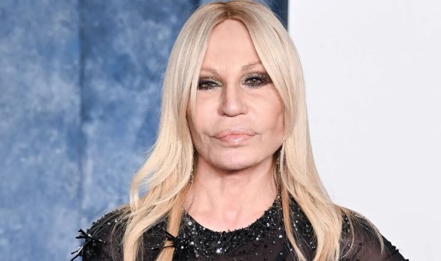 Perché Donatella Versace lascia la direzione creativa del brand e chi è il sostituto 1