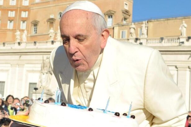 Festa al Gemelli per Papa Francesco, torta per i 12 anni di Pontificato 9