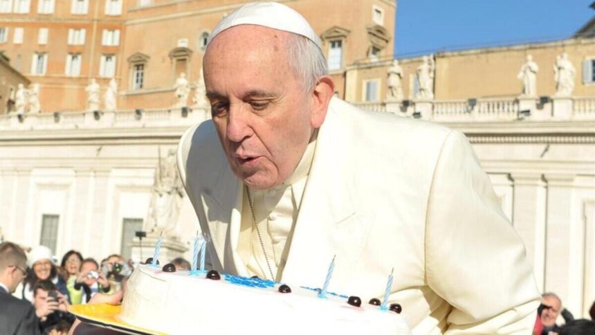 Festa al Gemelli per Papa Francesco, torta per i 12 anni di Pontificato 1