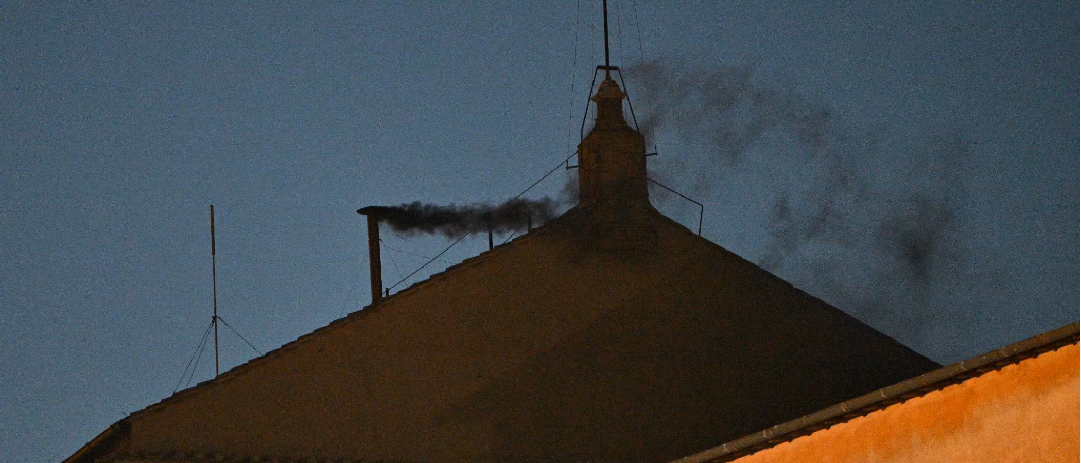 Conclave, oggi attese due fumate dopo la nera di ieri: cosa succederà? 3