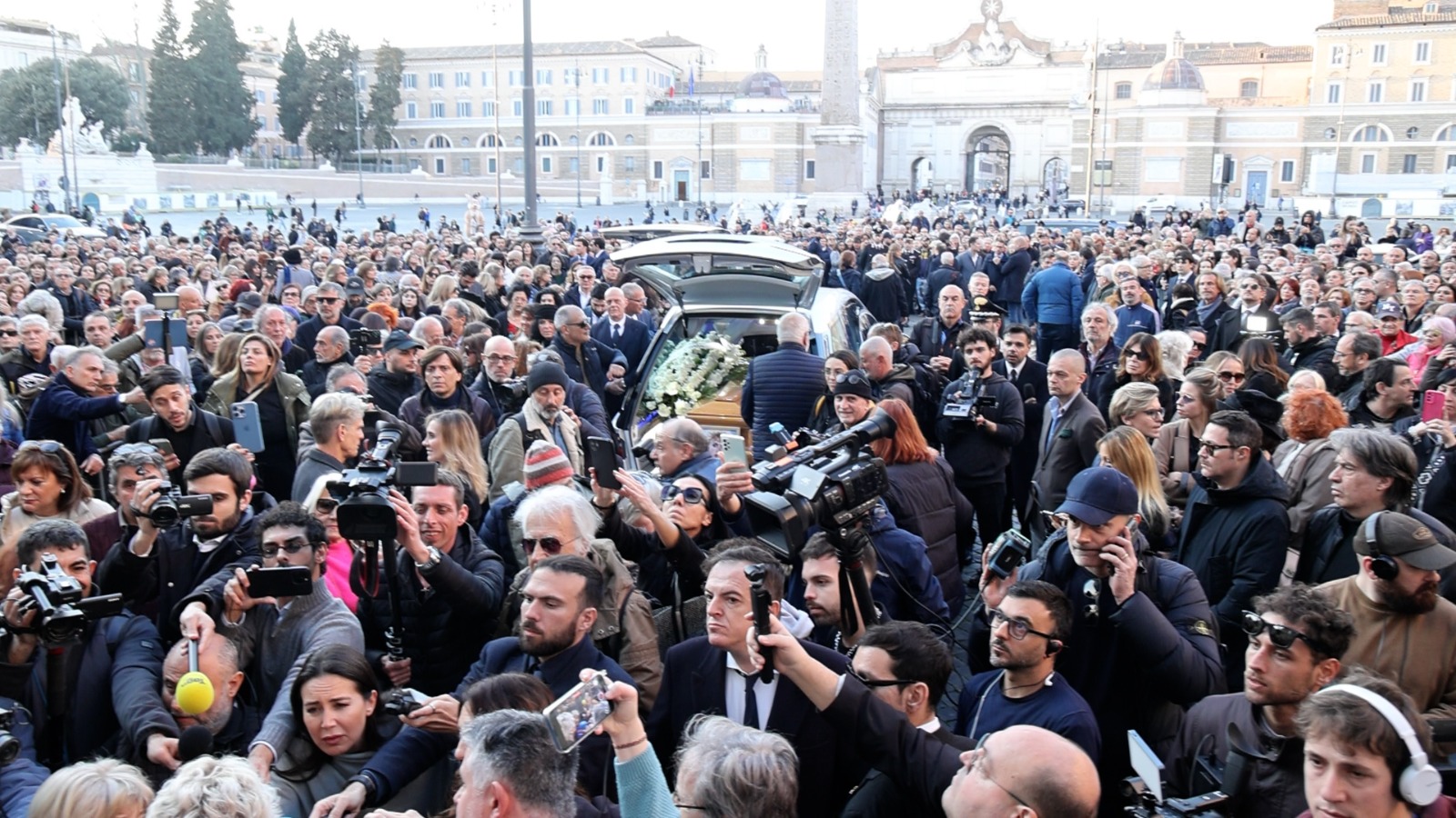Funerale Eleonora Giorgi: "Esempio di amore e dignità, mancherà la sua luce" 4 Funerale Eleonora Giorgi: "Esempio di amore e dignità, mancherà la sua luce" 3