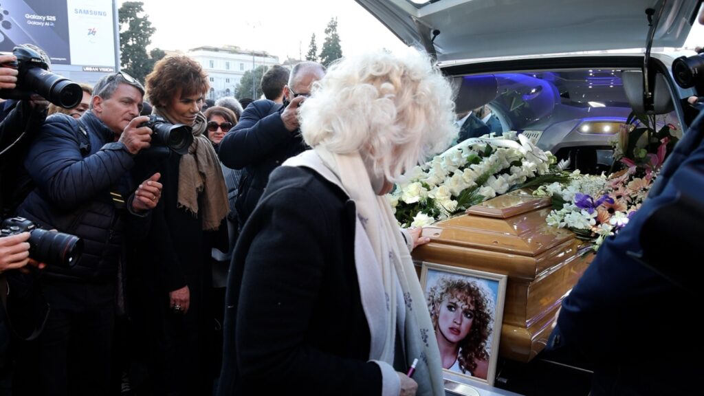 Funerale Eleonora Giorgi: "Esempio di amore e dignità, mancherà la sua luce" 7