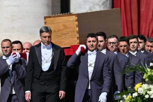 Funerali Papa Francesco, 200mila in piazza. Cardinal Re: “Ha toccato menti e cuori” 10