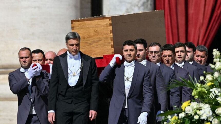 Funerali Papa Francesco, 200mila in piazza. Cardinal Re: “Ha toccato menti e cuori” 1