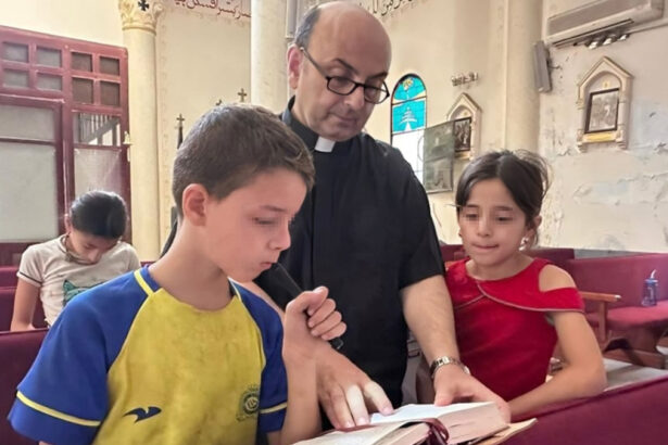 Chi è Padre Gabriel Romanelli, parroco a Gaza che chiede pace e cessate il fuoco 11