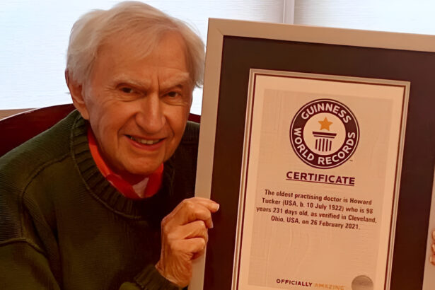 Howard Tucker a 102 anni è il medico più longevo al mondo: qual è il segreto? 7