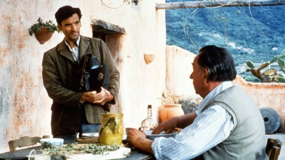 Il Postino, la casa del film non verrà demolita: "Protetta la memoria di Troisi e Neruda" 15