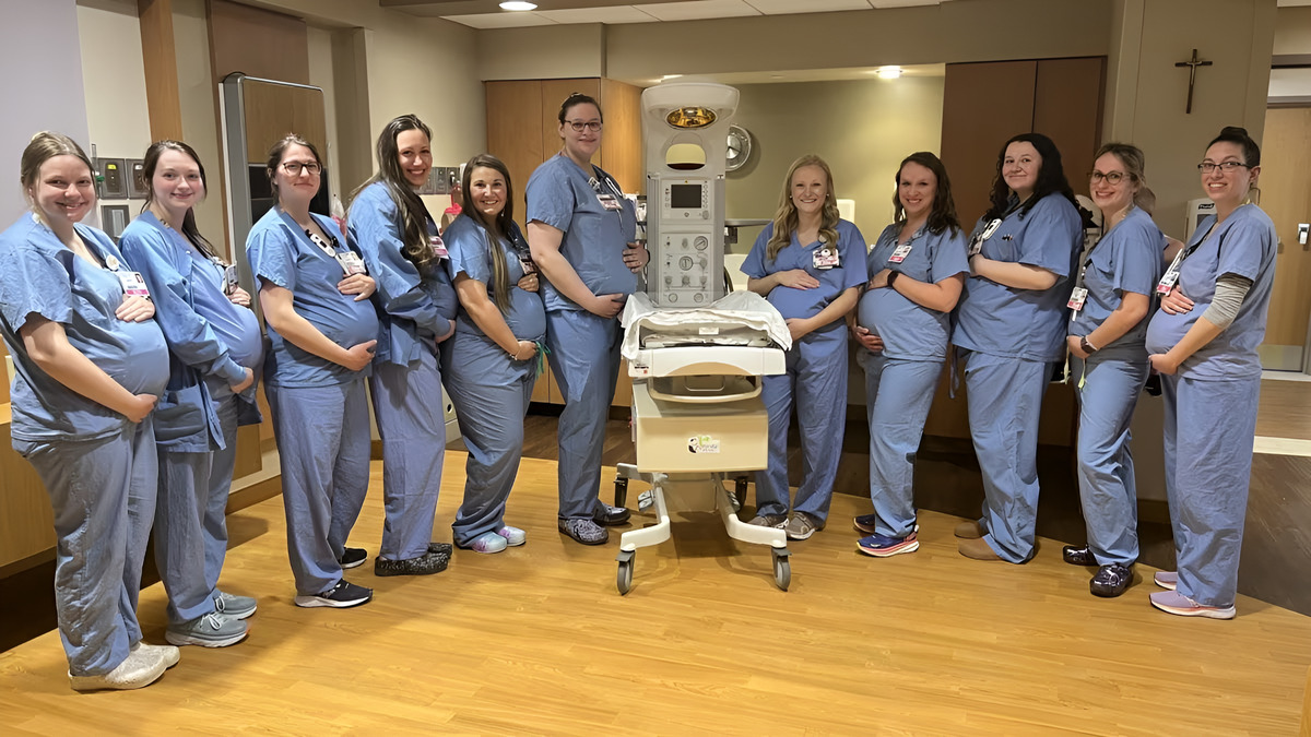 14 infermiere rimangono incinte contemporaneamente: "È un momento incredibile" 1