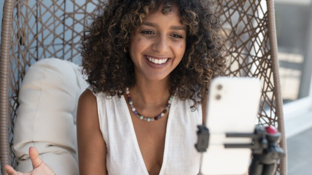 Influencer al telefono.