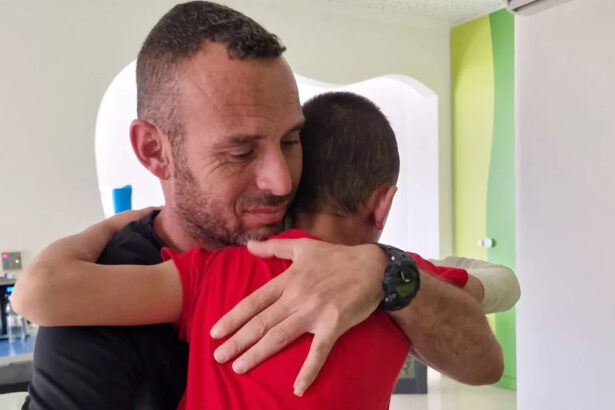 Un intervento a Torino ridona la vista a bimbo di Gaza: "Una gioia immensa" 58