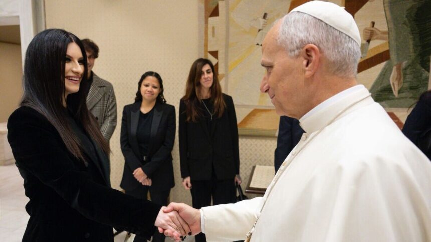 Laura Pausini incontra il Papa e promuove l'importanza della voce delle donne 2 Laura Pausini incontra il Papa e promuove l'importanza della voce delle donne 1