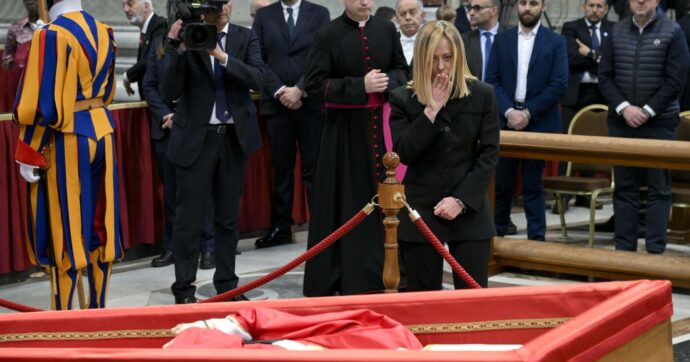 La salma di Papa Francesco è giunta a San Pietro, in 20mila per l'ultimo saluto 3