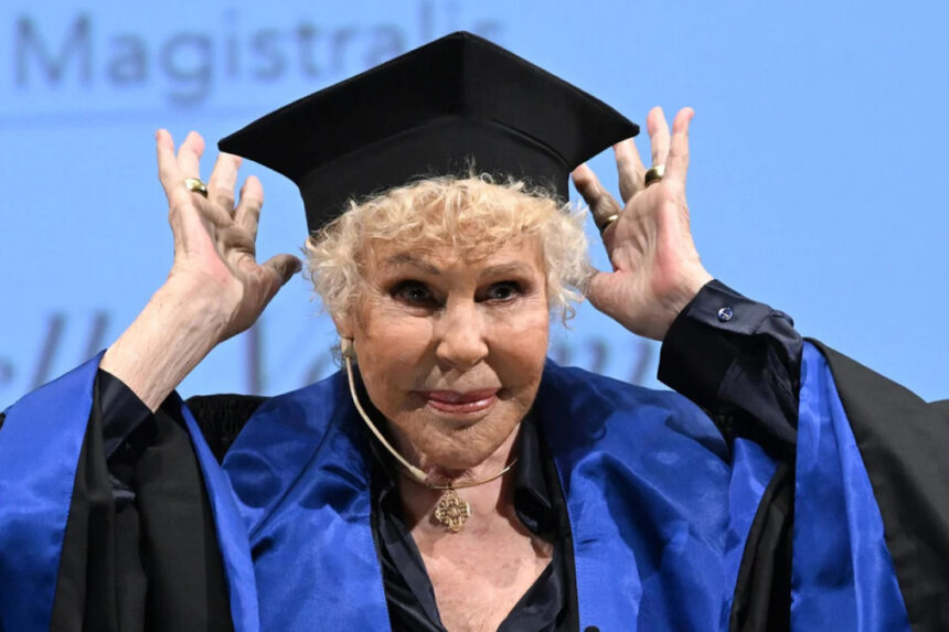 Laurea ad honorem ad Ornella Vanoni: "Non ho mai studiato, i miei genitori ne sarebbero fieri" 2 Laurea ad honorem ad Ornella Vanoni: "Non ho mai studiato, i miei genitori ne sarebbero fieri" 1