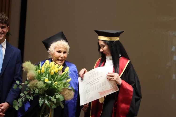 Laurea ad honorem ad Ornella Vanoni: "Non ho mai studiato, i miei genitori ne sarebbero fieri" 4 Laurea ad honorem ad Ornella Vanoni: "Non ho mai studiato, i miei genitori ne sarebbero fieri" 3
