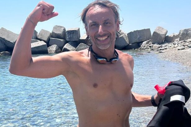 Attraversa lo Stretto a nuoto per combattere la leucemia: "Un segno di speranza" 14
