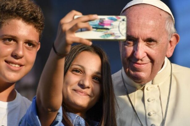 Video inedito del Papa per i giovani: "Ascoltate e non dimenticatevi dei nonni" 10