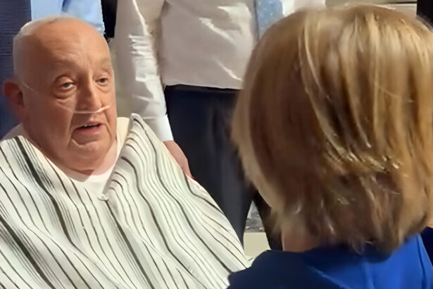 Il Papa sorprende i fedeli a San Pietro con abiti civili, mai successo prima 10