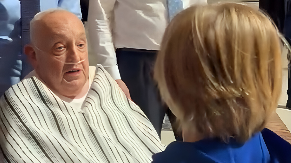 Il Papa sorprende i fedeli a San Pietro con abiti civili, mai successo prima 13