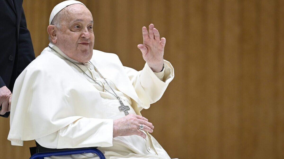 Papa Francesco, diffusa la prima foto dal ricovero: "Non riceve visite, ma lavora" 4 Papa Francesco, diffusa la prima foto dal ricovero: "Non riceve visite, ma lavora" 3