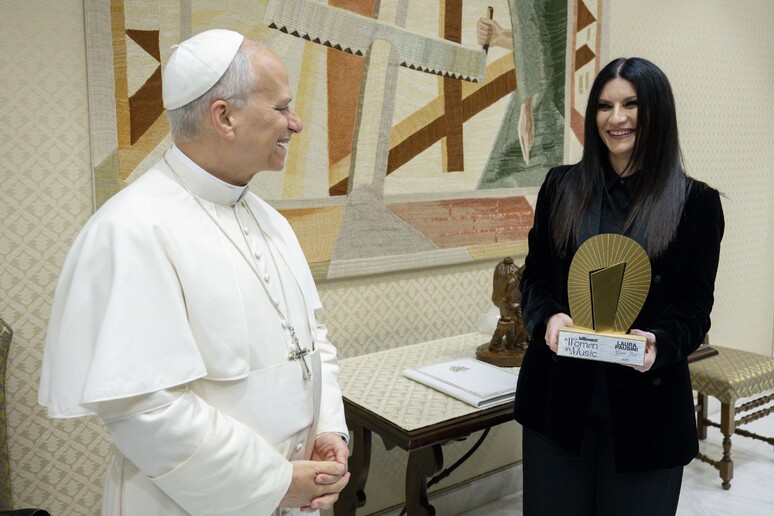 Laura Pausini incontra il Papa e promuove l'importanza della voce delle donne 4 Laura Pausini incontra il Papa e promuove l'importanza della voce delle donne 3