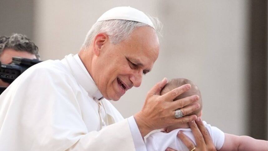 Il primo libro-intervista di Papa Leone: "Continuo sulle orme di Francesco" 2 Il primo libro-intervista di Papa Leone: "Continuo sulle orme di Francesco" 1