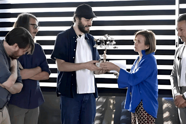 La madre di Giulia Tramontano premia i Pinguini Tattici per il brano dedicato alla figlia 6