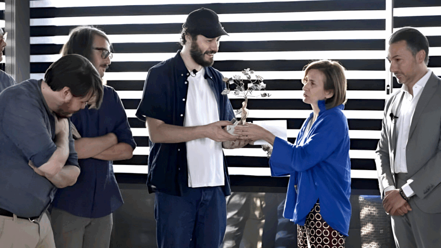 La madre di Giulia Tramontano premia i Pinguini Tattici per il brano dedicato alla figlia 1