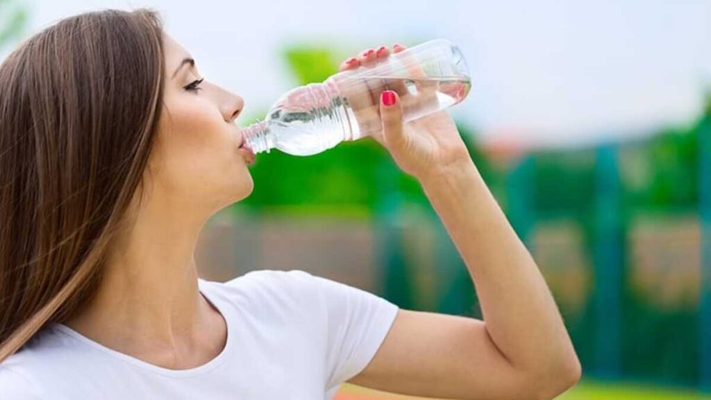 Bottiglie di plastica, nuove direttive UE: "Fatte al 25% di plastica riciclata" 3