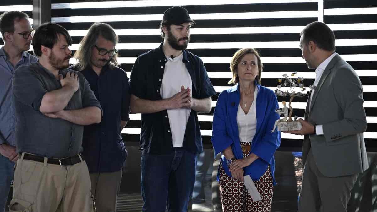 La madre di Giulia Tramontano premia i Pinguini Tattici per il brano dedicato alla figlia 4 La madre di Giulia Tramontano premia i Pinguini Tattici per il brano dedicato alla figlia 3