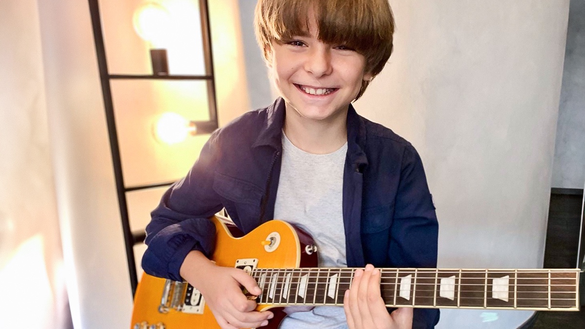 Riccardo Di Rienzo a 12 anni è un talento del rock, chi è il baby guitar hero 17