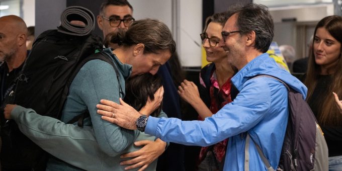 Rientrano da Gaza gli attivisti italiani: "Assistiti dalla nostra ambasciata" 4 Rientrano da Gaza gli attivisti italiani: "Assistiti dalla nostra ambasciata" 3