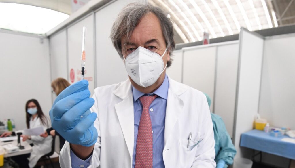 Burioni premiato al Quirinale: "Presto arriveremo a sconfiggere definitivamente i tumori" 3