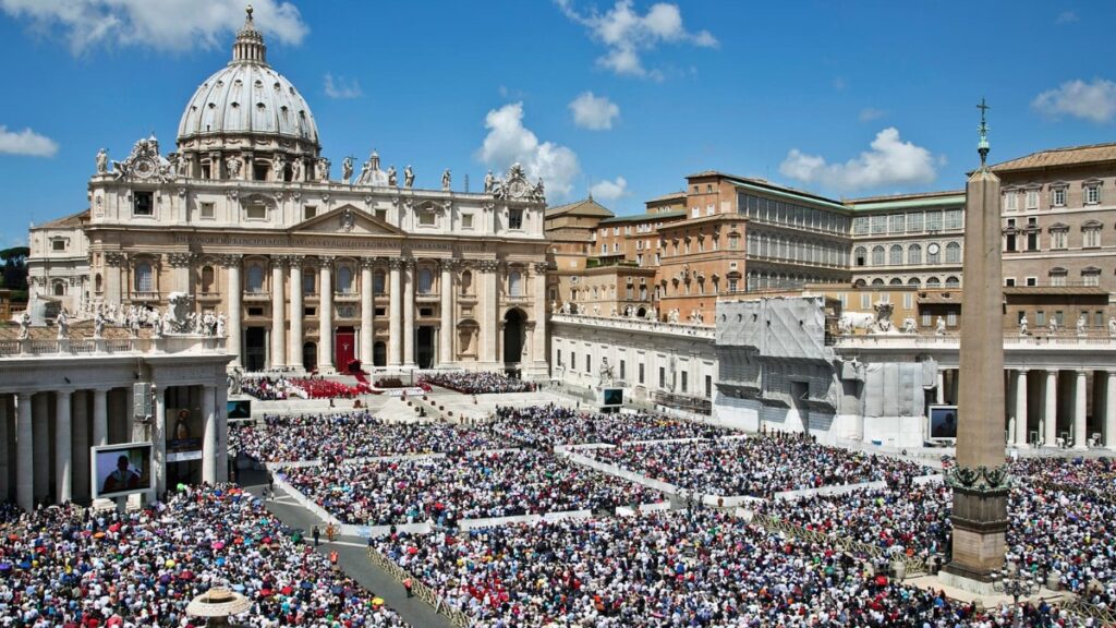 Piazza San pietro si prepara per il Giubileo Giovani.
