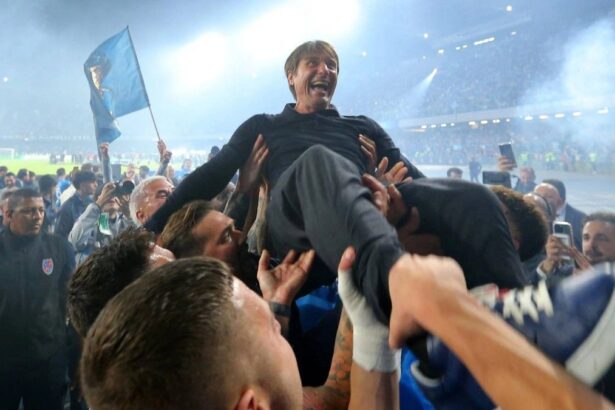Napoli festeggia lo scudetto, migliaia in piazza Plebiscito. Conte: “La vittoria più difficile” 14