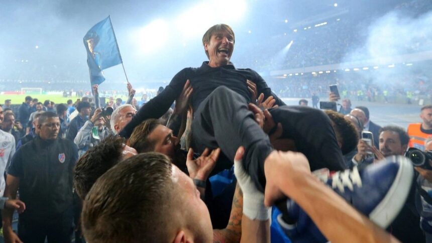 Napoli festeggia lo scudetto, migliaia in piazza Plebiscito. Conte: “La vittoria più difficile” 1
