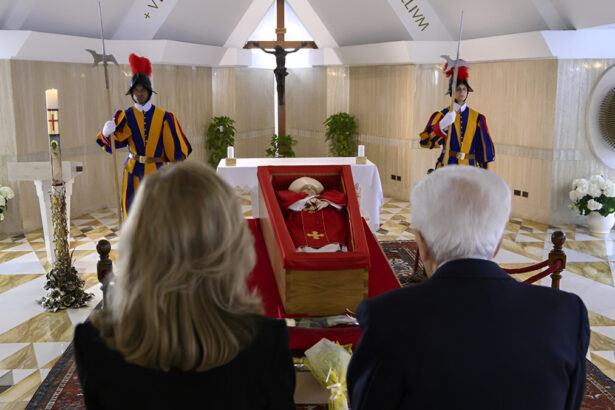 La salma di Papa Francesco è giunta a San Pietro, in 20mila per l'ultimo saluto 7