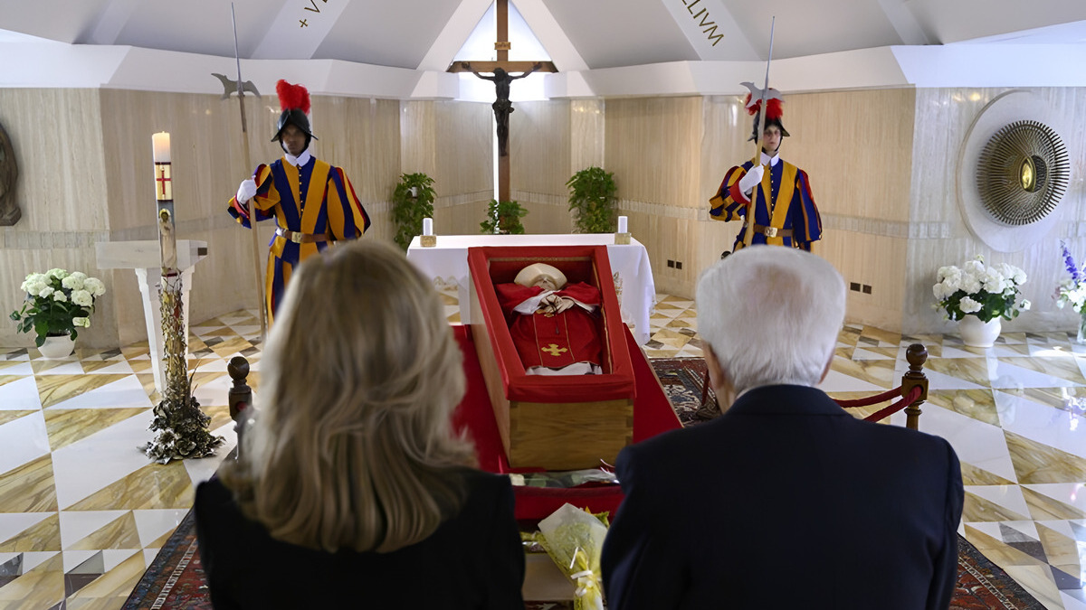 La salma di Papa Francesco è giunta a San Pietro, in 20mila per l'ultimo saluto 17