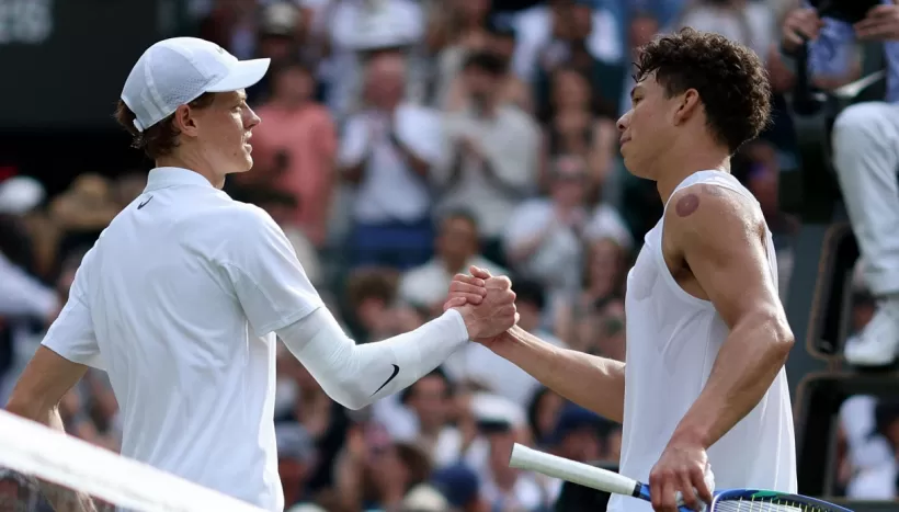 Sinner in semifinale con Djokovic nonostante l'infortunio al gomito: come sta? 4 Sinner in semifinale con Djokovic nonostante l'infortunio al gomito: come sta? 3