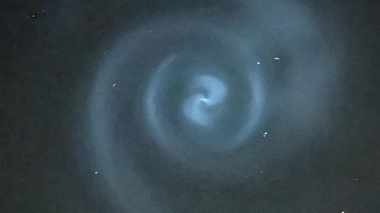 Spirale luminosa nei cieli italiani, non un ufo ma il razzo Space x di Elon Musk 3