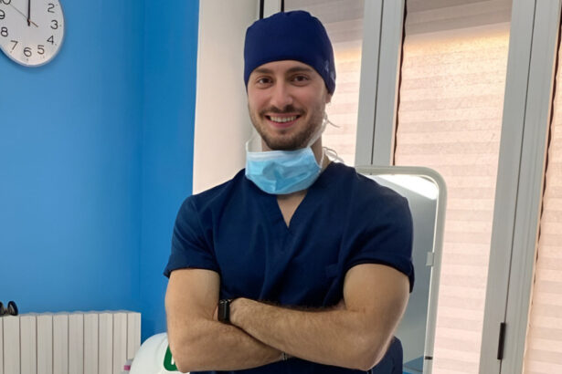 Ha un attacco cardiaco sull'aereo, un giovane medico la salva: "È il nostro eroe" 9