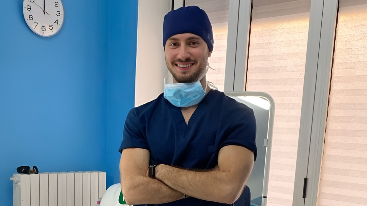 Ha un attacco cardiaco sull'aereo, un giovane medico la salva: "È il nostro eroe" 15