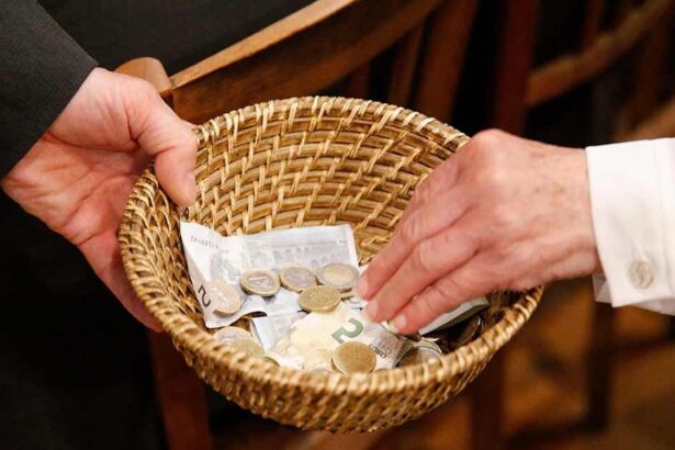 Vaticano, arriva la stretta ai parroci sulle offerte: tutte le nuove regole 11