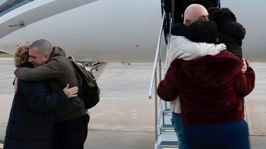 Alberto Trentini e Mario Burlò sono atterrati in Italia: "Grazie a chi ci è stato vicino" 13