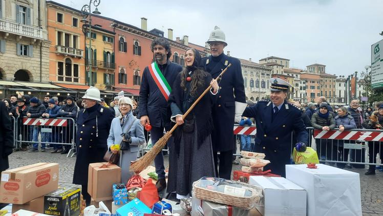 Cos'è la "Befana del Vigile Urbano": l'iniziativa fra tradizione e solidarietà 4 Cos'è la "Befana del Vigile Urbano": l'iniziativa fra tradizione e solidarietà 3