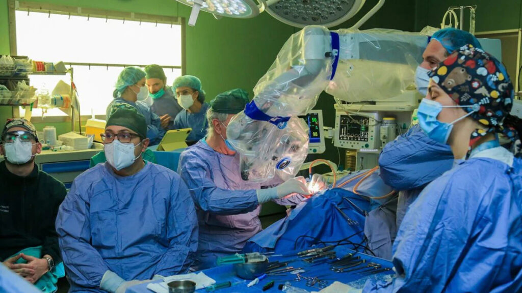 Sordo a 28 anni, torna a sentire grazie a un orecchio bionico: "Intervento smart" 2 intervento innovativo orecchio bionico