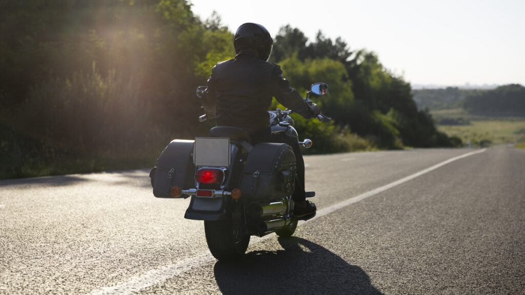 mobilità, motociclista viaggia in moto per strada