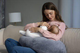 Mamma che allatta il bambino