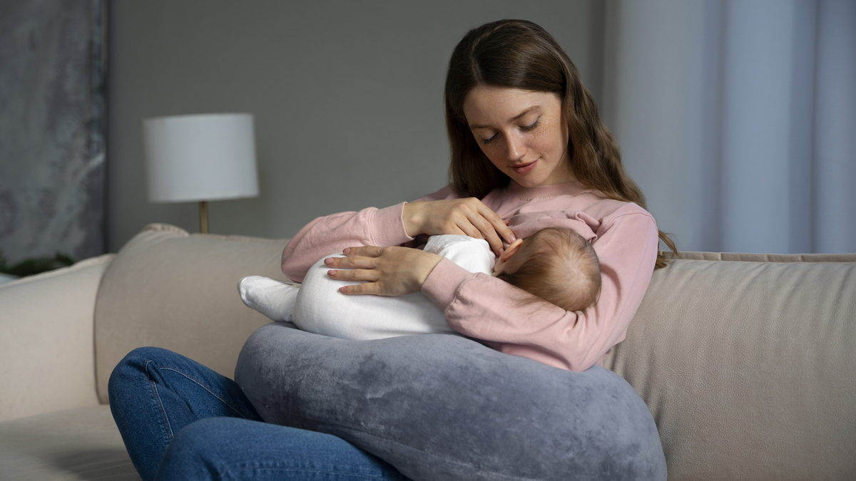 Mamma che allatta il bambino