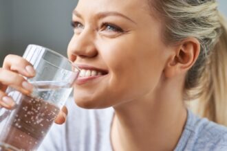 acqua frizzante, ragazza beve un bicchiere